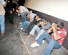 Guatemala: capturaron a 19 policías que asaltaban narcotraficantes