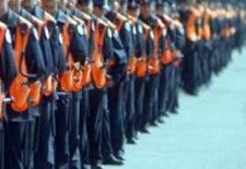 Buenos Aires: policías investigados por enriquecimiento, de brazos caídos.