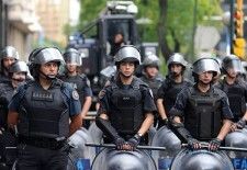 Preservar los DD.HH. antes de usar la fuerza y las armas