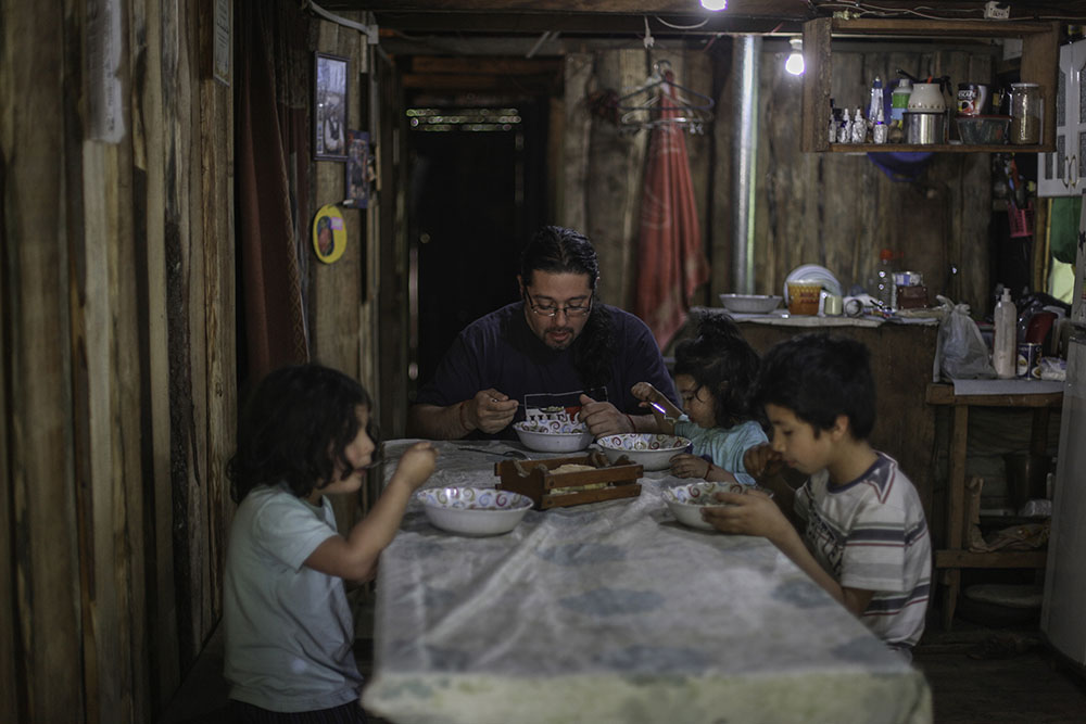 Ruben Collio junto a sus hijos almuerza en su casa en la localidad de Tranguil.©Ruta35r/Cristobal Saavedra