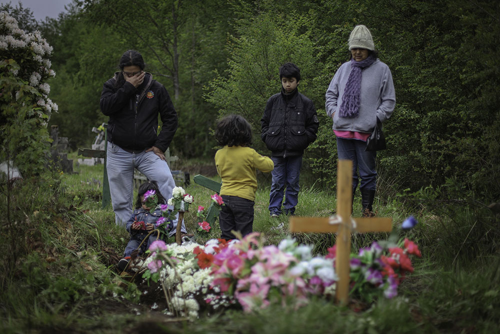 Ruben Collio junto a sus hijos se emociona al visitar a su esposa Macarena en el cementerio.©Ruta35r/Cristobal Saavedra