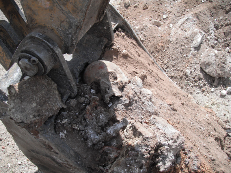 Diversos cráneos, extremidades y cuerpos fueron encontrados en una de las fosas clandestinas en la ciudad de Durango, el 20 de abril del 2011. Crédito: Fermín Soto.
